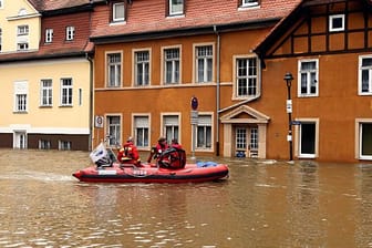 In Halles Innenstadt kommt man nur noch mit dem Schlauchboot voran