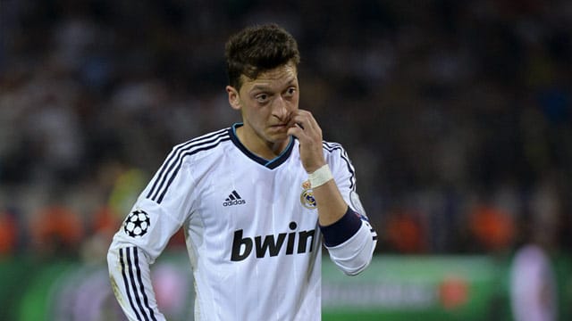 Mesut Özil macht sich für seinen Teamkollegen stark.