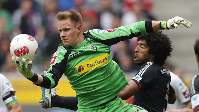 Keeper Marc-André ter Stegen fischt Bayerns Dante den Ball weg. Keeper Marc-André ter Stegen fischt Bayerns Dante den Ball weg.