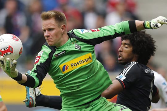 Keeper Marc-André ter Stegen fischt Bayerns Dante den Ball weg.