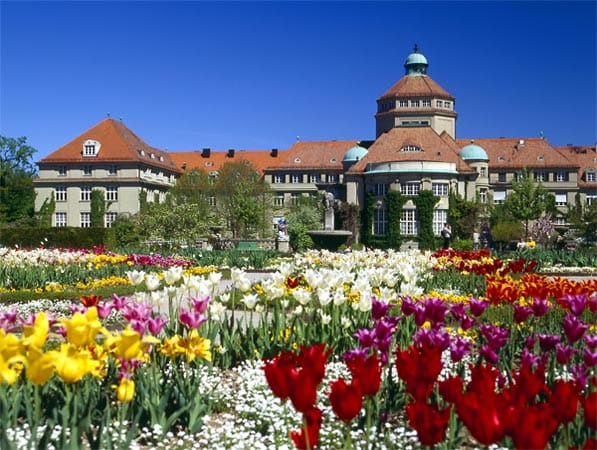 Der botanische Garten im Münchner Stadtteil Nymphenburg schließt direkt an den Nymphenburger Park an und wird auch "Neuer Botanischer Garten" genannt. Reste des "alten" botanischen Gartens befinden sich in der Nähe des Karlsplatzes, in der Innenstadt.