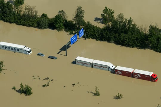 Im bayerischen Landkreis Deggendorf stehen große Flächen unter Wasser - und es könnte trotz gleichbleibender Pegel noch schlimmer kommen