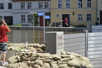 Anwohner beobachten die Wassermassen der Elbe in Schönebeck nahe Magdeburg. In der Landeshauptstadt lag der Pegel am Morgen bei fast sieben Meter