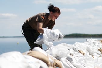 Wettlauf gegen die Zeit: In Bitterfeld rüsten sich die Menschen mit Sandsäcken gegen die drohende Flut