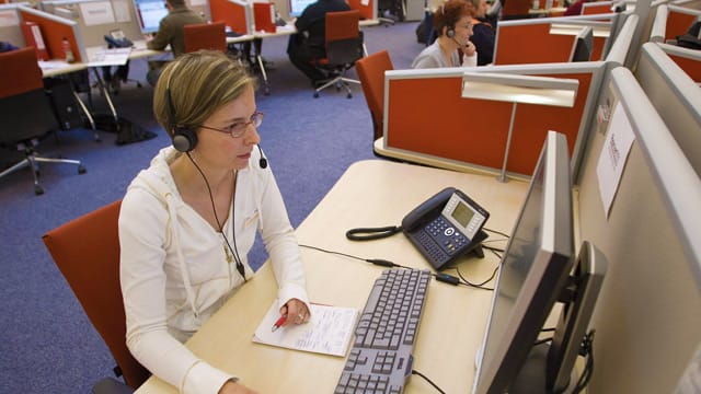 Mitarbeiterin in einem Callcenter