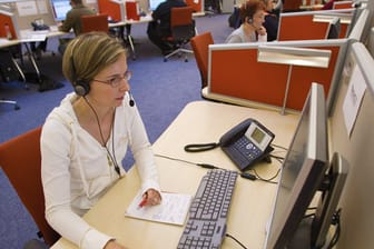Mitarbeiterin in einem Callcenter