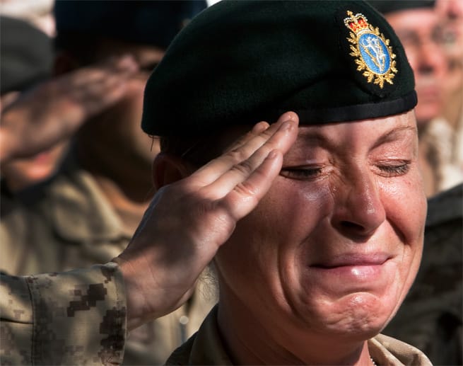 Eine kanadische Soldatin ist sichtlich bewegt während der Zeremonie am Ende ihrer Dienstmonate im afghanischen Kandahar.
