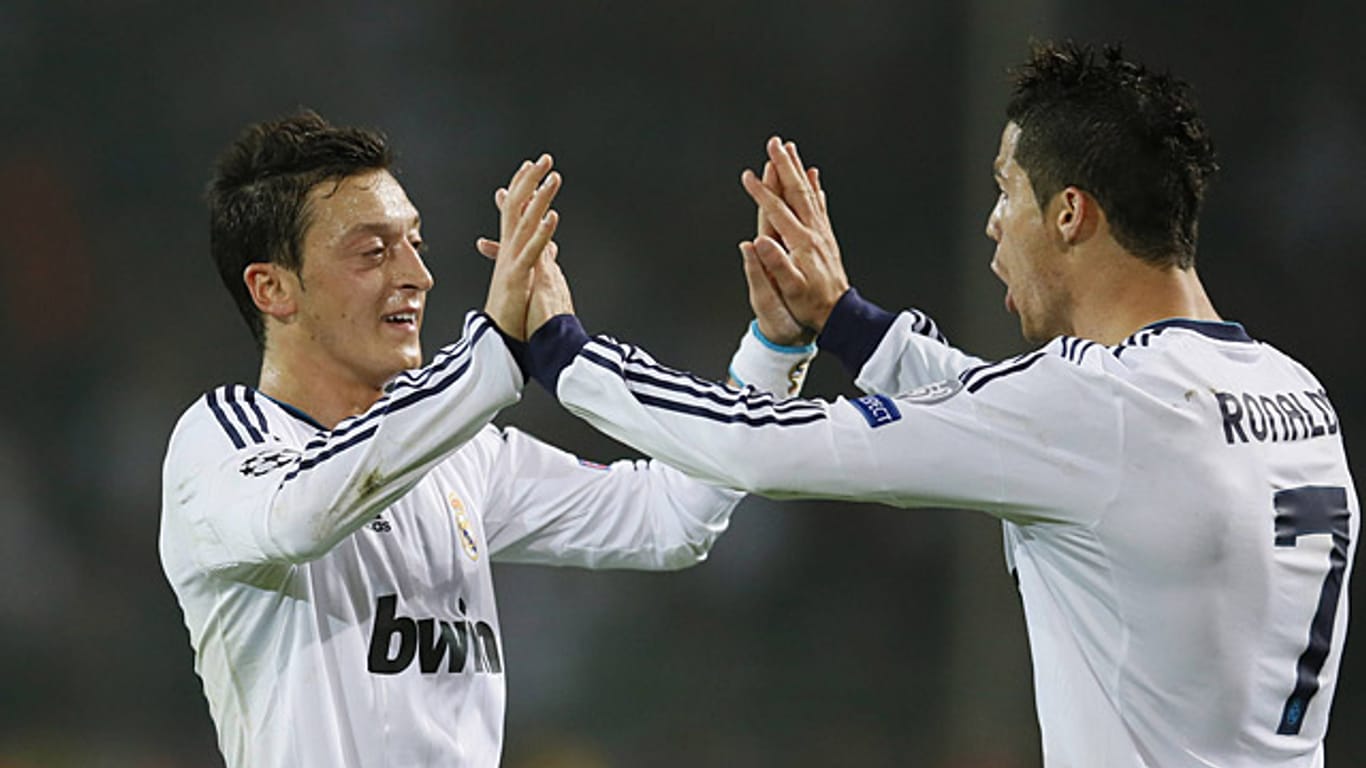 Gut gemacht: Keiner legt in der Primera Division so viele Schüsse auf wie Mesut Özil von Real Madrid (rechts Cristiano Ronaldo).