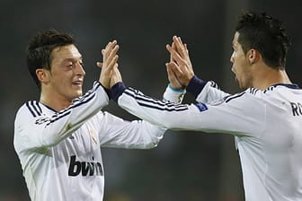 Gut gemacht: Keiner legt in der Primera Division so viele Schüsse auf wie Mesut Özil von Real Madrid (rechts Cristiano Ronaldo).