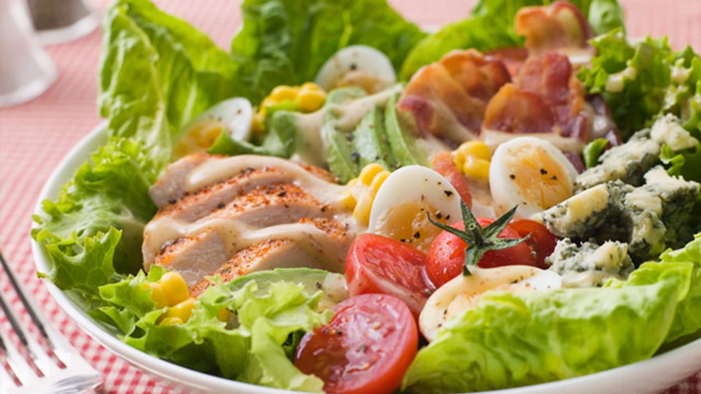 Abnehmen: Auch wenn Salate als besonders kalorienarm gelten, sollten Sie nicht bei jedem hemmungslos zuschlagen.