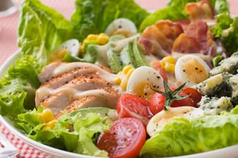 Abnehmen: Auch wenn Salate als besonders kalorienarm gelten, sollten Sie nicht bei jedem hemmungslos zuschlagen.
