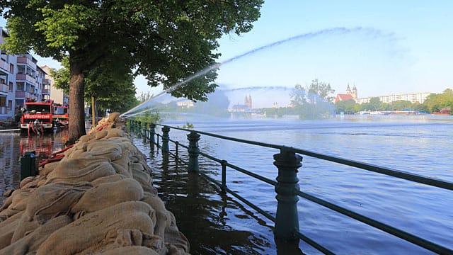 3000 Helfer stemmen sich in Magdeburg gegen die Fluten