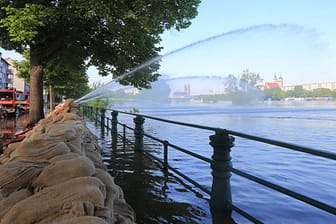 3000 Helfer stemmen sich in Magdeburg gegen die Fluten