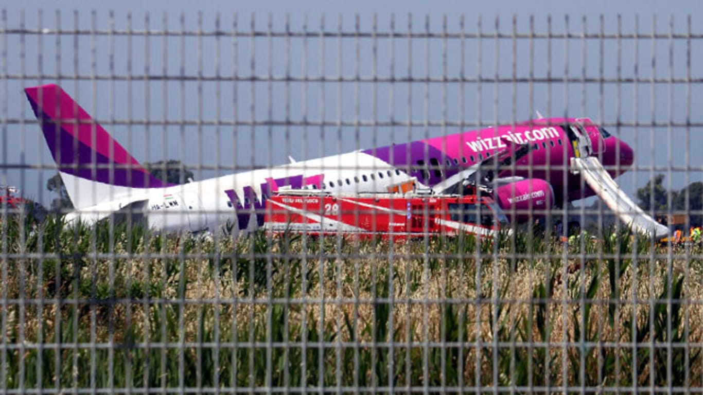 Ein Flugzeug der ungarischen Linie Wizz Air legte in Rom eine Bruchlandung hin