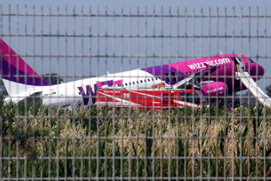 Ein Flugzeug der ungarischen Linie Wizz Air legte in Rom eine Bruchlandung hin