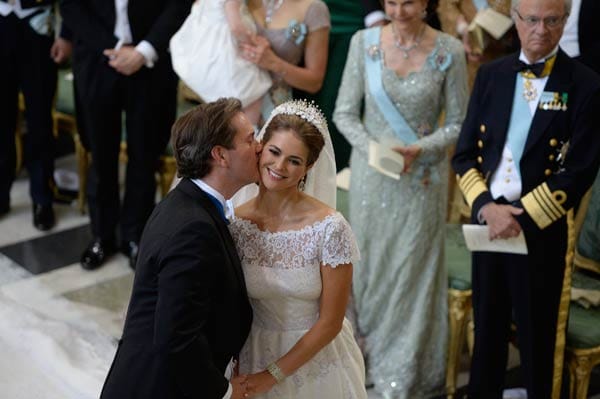 Ein inniger Kuss für seine Madeleine. Chris O'Neill zeigte wahre Emotionen, als er der Prinzessin von Schweden das "Ja-Wort" gab. Zuvor war seine zugeknöpfte Art vom schwedischen Volk kritisiert worden.