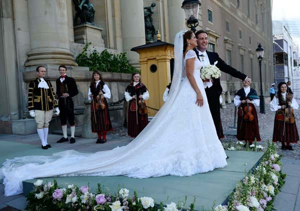 Doch Valentino muss sich nicht vor der Beurteilung des Brautkleides fürchten. Madeleines Kleid war ein Traum in Spitze und brachte sogar ihren Bräutigam vor dem Altar zum Weinen.