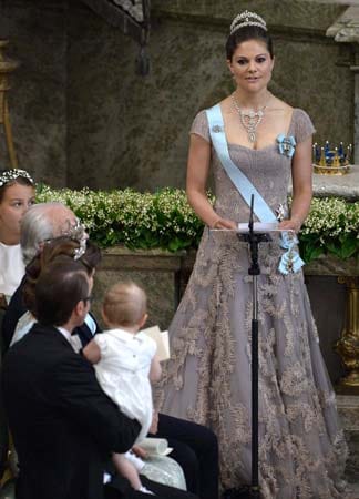Kronprinzessin Victoria erschien in einem wunderschönen klassischen Kleid. Sie trug ein schlichtes Diadem und einen herrlichen Halsschmuck.