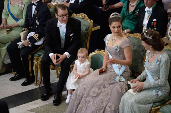 Drei wunderschöne Frauen in tollen Roben bei Madeleines Hochzeit: Silvia von Schweden, Victoria und die kleine Estelle (v.li.n.re.). die Damen zeigten an diesem Tag wirklich Geschmack.