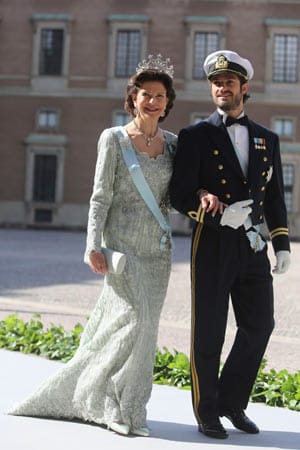 Ein wunderschönes Kleid, in dem Königin Silvia zur Hochzeit kam. Stilvoll machte sie sich mit Prinz Carl Philip von Schweden auf den Weg zur Schlosskirche.