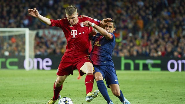 Bastian Schweinsteiger im Zweikampf mit Alexis Sanchez vom FC Barcelona. Bastian Schweinsteiger im Zweikampf mit Alexis Sanchez vom FC Barcelona.