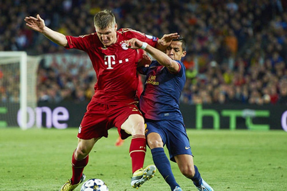 Bastian Schweinsteiger im Zweikampf mit Alexis Sanchez vom FC Barcelona.