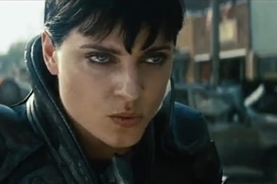 Antje Traue bei ihrem Hollywood-Debüt als Supermans Gegenspielerin Faora-Ul.