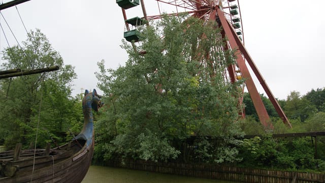 Skurrile Atmosphäre: Das alte Piratenschiff neben dem 45 Meter hohen Riesenrad im ehemaligen Spreepark Berlin im November 2012.