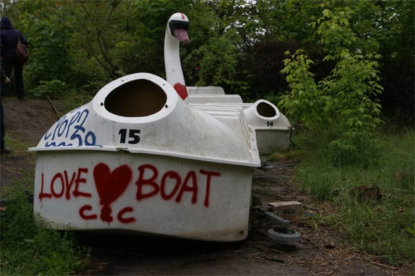 Das Graffiti auf dem Schwanenboot lässt erahnen, zu welchem Zweck diese Eindringlinge in den Park kamen.