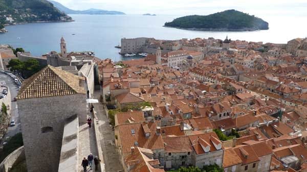 Wer die wehrhaften Festungsmauern von Dubrovnik hinter sich lässt, der fühlt sich wie in einer Zeitmaschine. Enge Gassen, Arkaden, Loggien und Kreuzgänge und die Marmor bedeckte Flaniermeile Placa laden zum Bummel ein.
