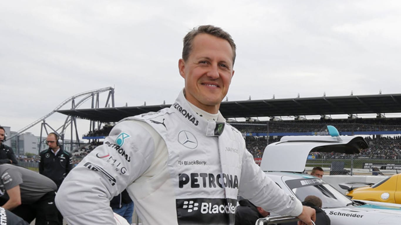 Formel-1-Rekordweltmeister Michael Schumacher im Rennanzug von Mercedes.