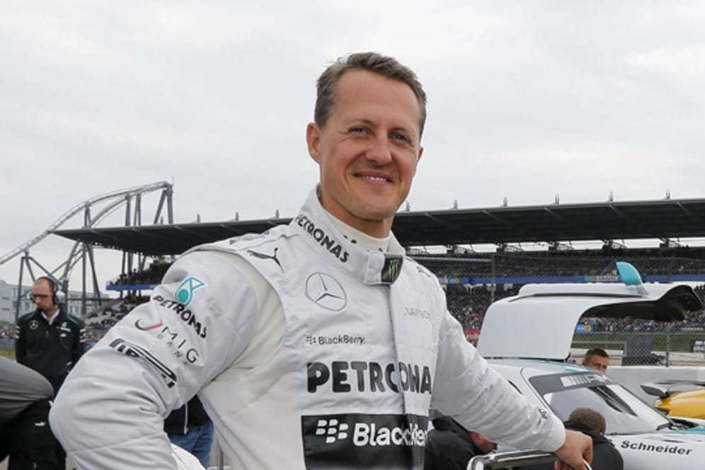 Formel-1-Rekordweltmeister Michael Schumacher im Rennanzug von Mercedes.