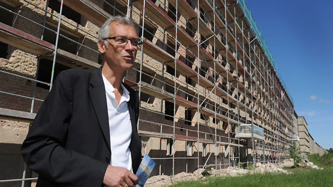 Investor Axel Bering vor den Bauten des Blocks II des ehemaligen NS-Seebades in Prora