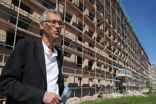 Investor Axel Bering vor den Bauten des Blocks II des ehemaligen NS-Seebades in Prora