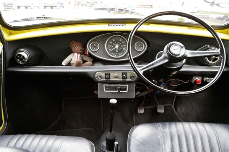 Der 90-Meilen-Tacho (144 km/h) deutet an: Nach heutigen Maßstäben ist der BMC Mini MK III von Mr. Bean eher gemächlich motorisiert. In den 60er und 70er Jahren war der viel gefahrene VW Käfer aber auch nicht schneller. Der BMC Mini MK III von Mr. Bean ist natürlich rechts gelenkt.