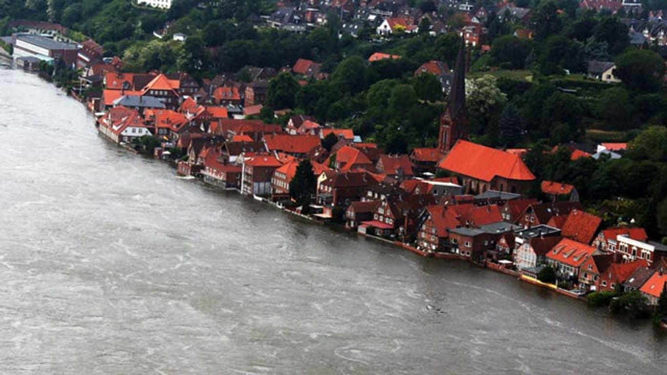 Die von der Elbe überflutete Altstadt von Lauenburg