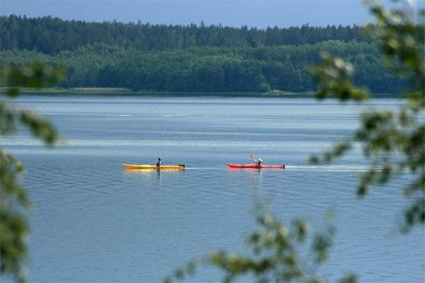 Per Boot geht es in Västerviks Schärengarten zu einer der 5000 Inseln, von denen viele unbewohnt sind.