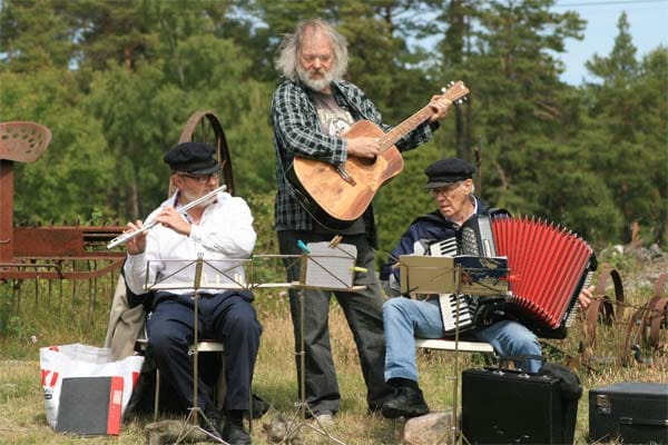 Musikanten spielen zur Mittsommernachtfeier auf der Schäreninsel Idö.