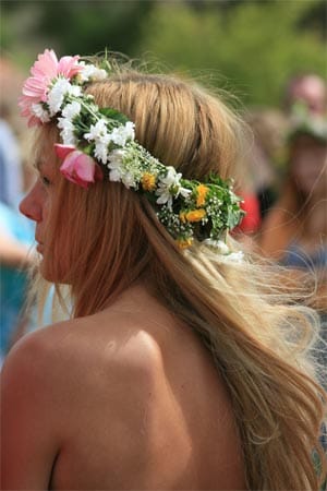 Flower Power: der perfekte Haarschmuck zur Mittsommernachtfeier auf der Insel Idö.