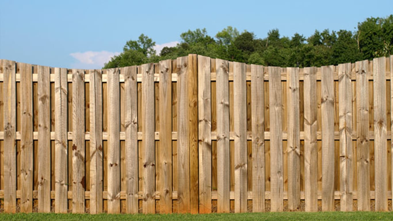 Ein Sichtschutz aus Holz bietet Privatsphäre