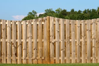 Ein Sichtschutz aus Holz bietet Privatsphäre