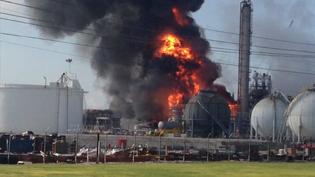 Über der Fabrik in der Kleinstadt Geismar stieg ein riesiger Feuerball auf.