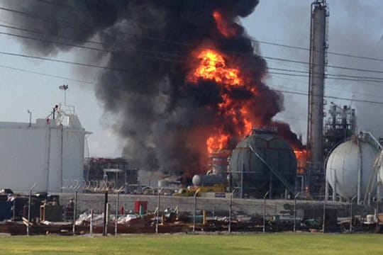 Über der Fabrik in der Kleinstadt Geismar stieg ein riesiger Feuerball auf.