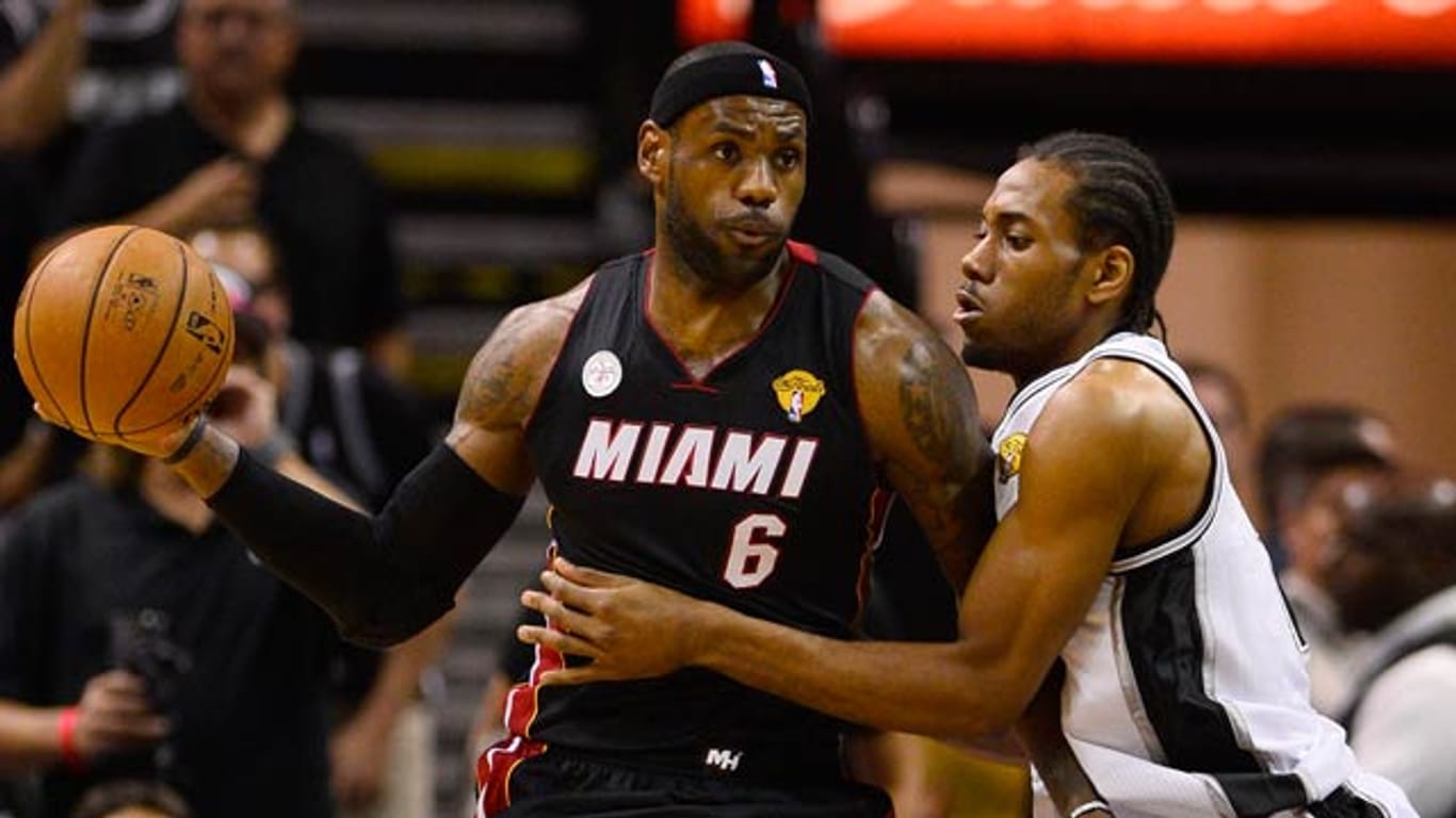 Die San Antonio Spurs mit Kawhi Leonard (re.) finden kein Mittel gegen Heat-Superstar LeBron James.