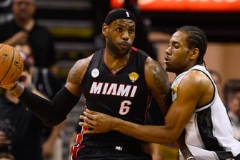 Die San Antonio Spurs mit Kawhi Leonard (re.) finden kein Mittel gegen Heat-Superstar LeBron James.