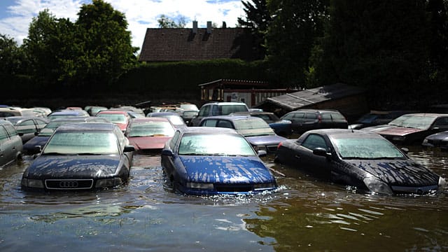 Pkw eines Autohändlers stehen im Deggendorfer Ortsteil Fischerdorf (Bayern)