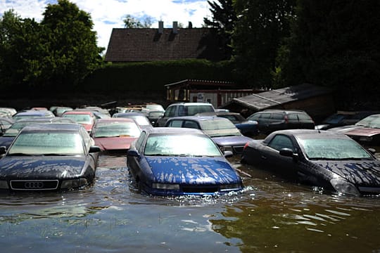 Pkw eines Autohändlers stehen im Deggendorfer Ortsteil Fischerdorf (Bayern)