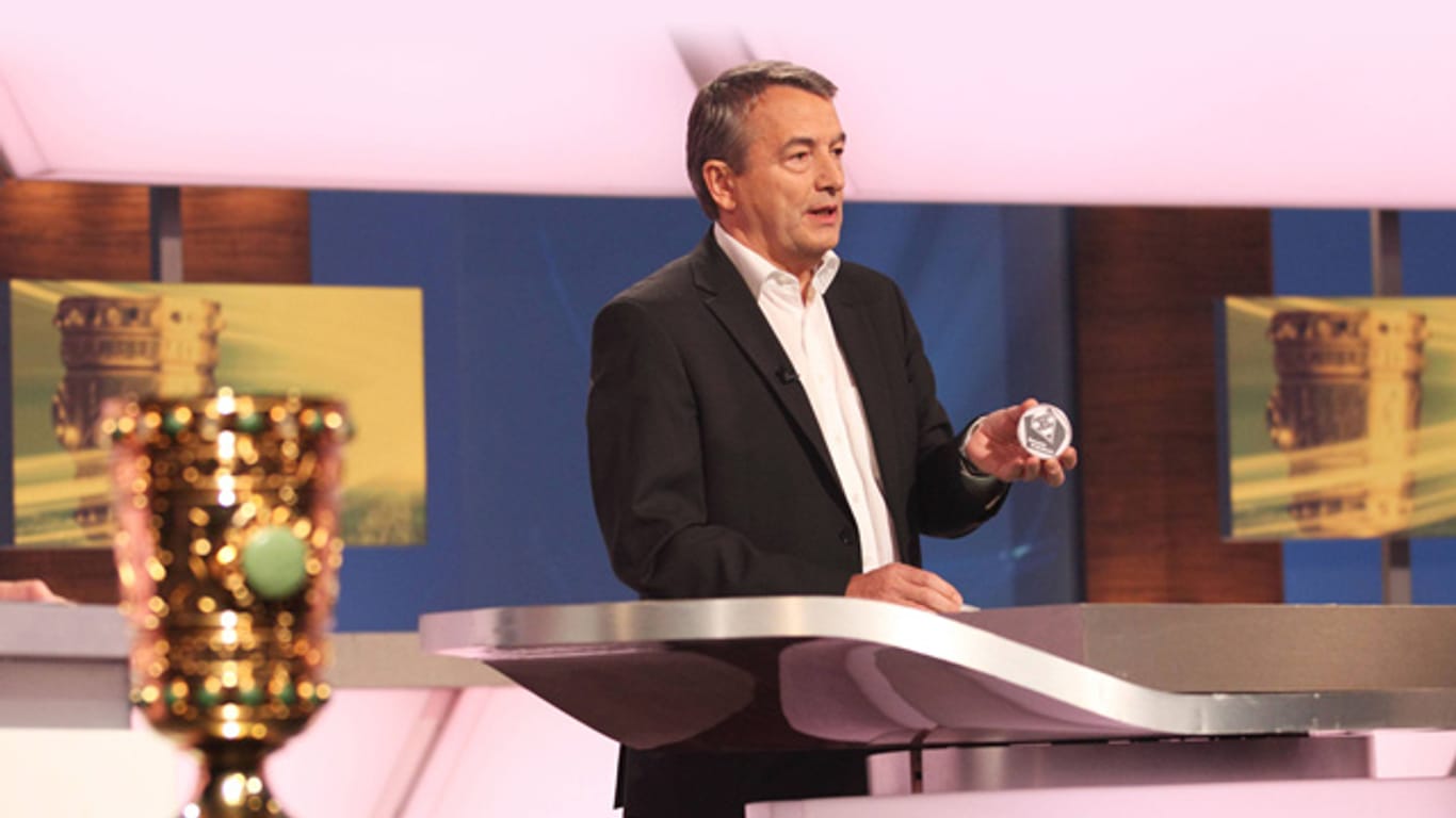 Pokal-Auslosung: Ziehungsleiter ist DFB-Präsident Wolfgang Niersbach.