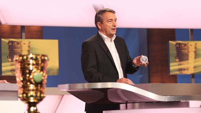 Pokal-Auslosung: Ziehungsleiter ist DFB-Präsident Wolfgang Niersbach.