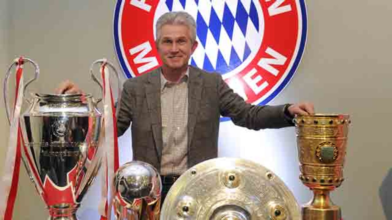 Volle Ausbeute: Jupp Heynckes posiert vor den Trophäen, die er mit dem FC Bayern in der Saison 2012/2013 gewonnen hat.